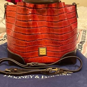 Red and brown like new Dooney and Bourke large bag ❤️❤️